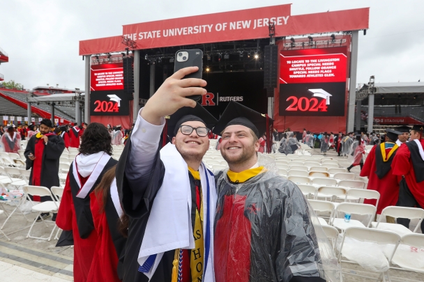 lg_grads_taking_selfie